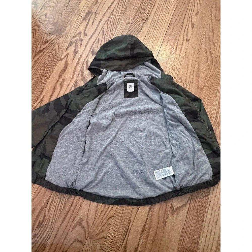 GAP Kids Boys Camo Hooded Rain Jacket Windbreaker Green Size Small 6-7